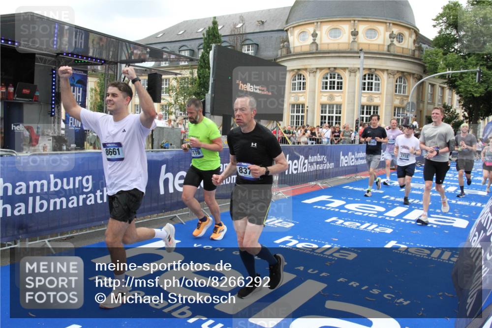 29.06.2025 - hella hamburg halbmarathon Michael Strokosch http://msf.ph/oto/8266292 29.06.2025 10:52:33 Ziel 3715, 7178, 7232, 8371, 8661, 9145, 9876, 11791, 13015, 13301, 14561, 15980, 18982 meine-sportfotos.de