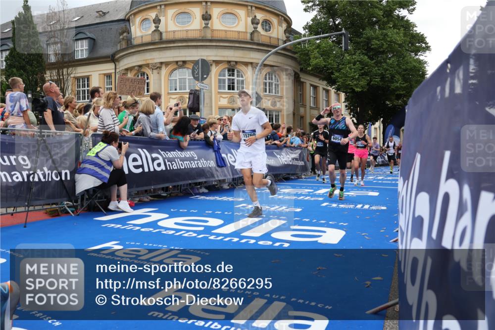 29.06.2025 - hella hamburg halbmarathon Strokosch-Dieckow http://msf.ph/oto/8266295 29.06.2025 10:45:16 Ziel 1697, 2188, 2367, 2470, 3186, 5706, 6054, 6375, 6575, 6819, 7087, 9105, 10064, 11469, 12783, 14703, 15563, 15636, 15651, 15741, 15760, 16513, 17120, 17499, 17960, 18346, 18718 meine-sportfotos.de