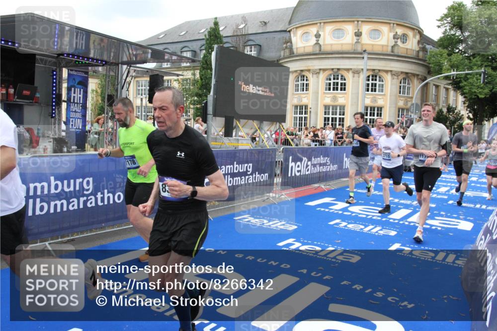 29.06.2025 - hella hamburg halbmarathon Michael Strokosch http://msf.ph/oto/8266342 29.06.2025 10:52:33 Ziel 3715, 7178, 7232, 8371, 8661, 9145, 9876, 11791, 13015, 13301, 14561, 15980, 18982 meine-sportfotos.de