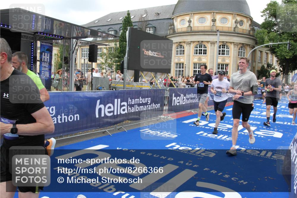 29.06.2025 - hella hamburg halbmarathon Michael Strokosch http://msf.ph/oto/8266366 29.06.2025 10:52:33 Ziel 3715, 7178, 7232, 8371, 8661, 9145, 9876, 11791, 13015, 13301, 14561, 15980, 18982 meine-sportfotos.de