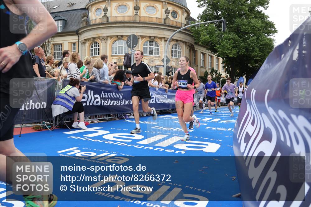 29.06.2025 - hella hamburg halbmarathon Strokosch-Dieckow http://msf.ph/oto/8266372 29.06.2025 10:45:17 Ziel 1697, 2188, 2367, 2470, 3186, 5706, 6054, 6375, 7087, 9105, 10064, 11469, 12783, 14703, 15563, 15636, 15651, 15741, 15760, 16513, 17120, 17499, 18346, 18407, 18718 meine-sportfotos.de