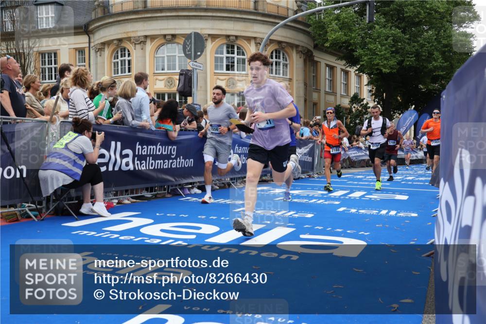 29.06.2025 - hella hamburg halbmarathon Strokosch-Dieckow http://msf.ph/oto/8266430 29.06.2025 10:45:19 Ziel 1697, 2188, 2367, 2470, 3186, 5706, 6054, 6375, 9105, 10064, 11469, 12277, 12643, 12783, 14703, 15563, 15636, 15741, 15760, 16513, 17499, 18407, 18638 meine-sportfotos.de