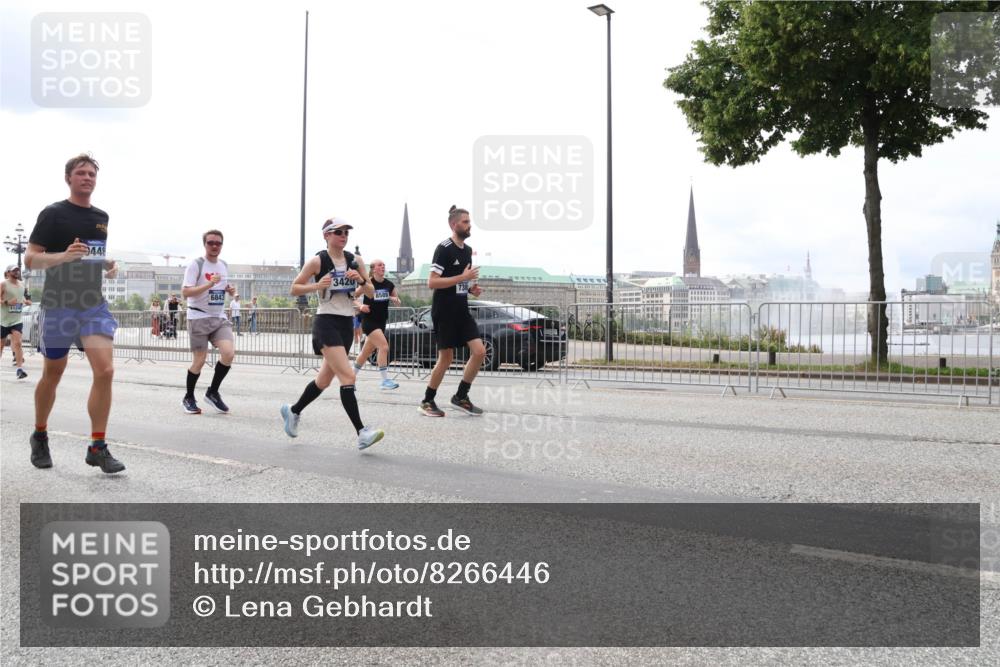 29.06.2025 - hella hamburg halbmarathon Lena Gebhardt http://msf.ph/oto/8266446 29.06.2025 10:34:44 Lombardsbrücke 1025, 1672, 2023, 2355, 2412, 2464, 2510, 2511, 2801, 3130, 3420, 4540, 4824, 4826, 4884, 5453, 5609, 6034, 6105, 6171, 6310, 6329, 6335, 6379, 6397, 6571, 6574, 6843, 7020, 7299, 7386, 7644, 7733, 8369, 8705, 8793, 8965, 9122, 9164, 9248, 9379, 9448, 9514, 10335, 10464, 10564, 10606, 10674, 11122, 11245, 11646, 11872, 12019, 12164, 12236, 12382, 12764, 13957, 15477, 16238, 16311, 16390, 16682, 16919, 17230, 18158, 18941 meine-sportfotos.de