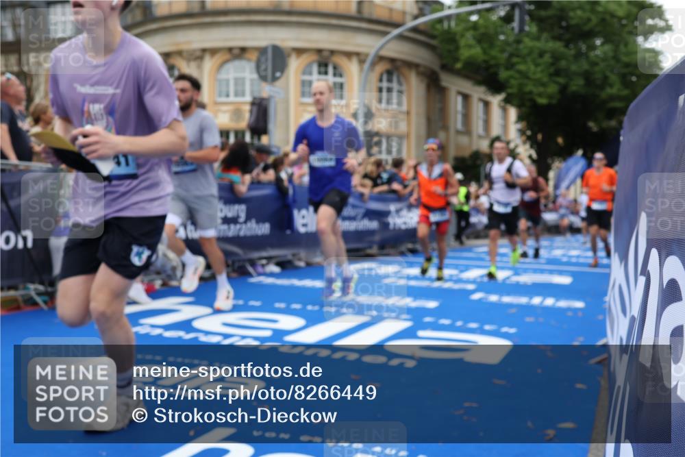 29.06.2025 - hella hamburg halbmarathon Strokosch-Dieckow http://msf.ph/oto/8266449 29.06.2025 10:45:19 Ziel 1697, 2188, 2367, 2470, 3186, 5706, 6054, 6375, 9105, 10064, 11469, 12277, 12643, 12783, 14703, 15563, 15636, 15741, 15760, 16513, 17499, 18407, 18638 meine-sportfotos.de