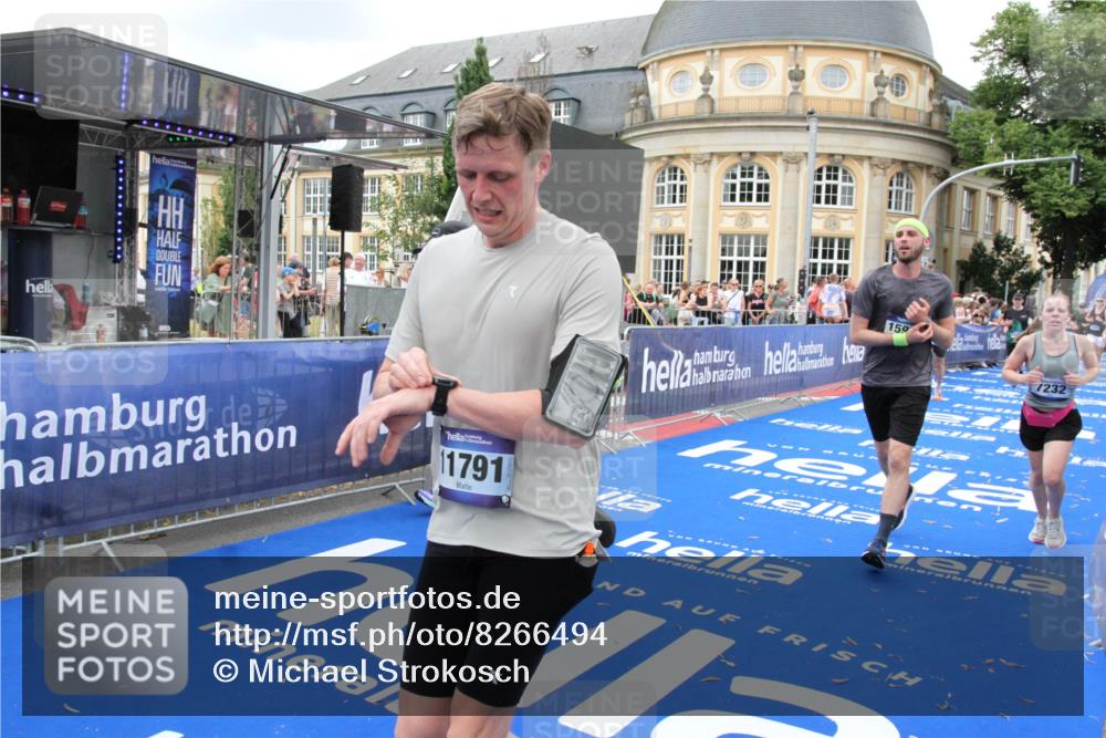 29.06.2025 - hella hamburg halbmarathon Michael Strokosch http://msf.ph/oto/8266494 29.06.2025 10:52:35 Ziel 3715, 6561, 6562, 7178, 7232, 8371, 8661, 9145, 9739, 11791, 13301, 14561, 15001, 15980, 18982 meine-sportfotos.de