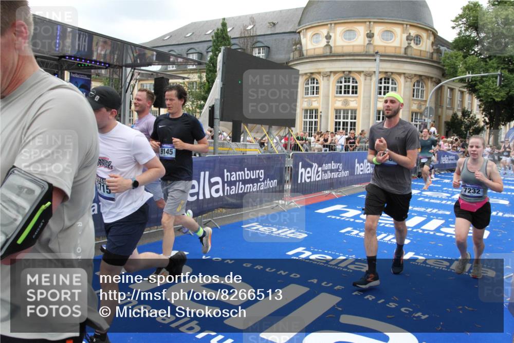 29.06.2025 - hella hamburg halbmarathon Michael Strokosch http://msf.ph/oto/8266513 29.06.2025 10:52:35 Ziel 3715, 6561, 6562, 7178, 7232, 8371, 8661, 9145, 9739, 11791, 13301, 14561, 15001, 15980, 18982 meine-sportfotos.de
