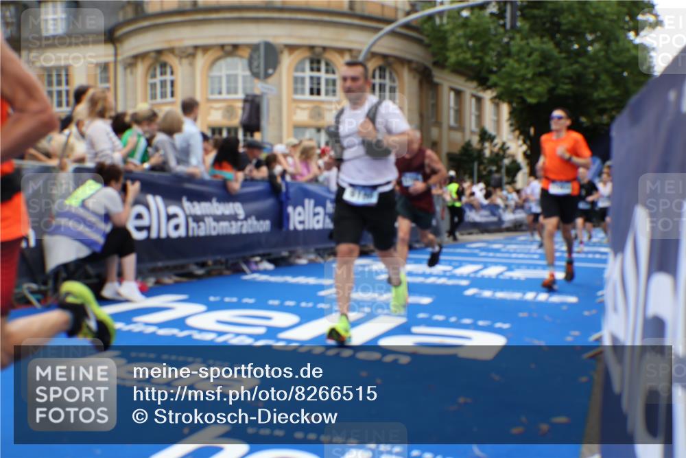 29.06.2025 - hella hamburg halbmarathon Strokosch-Dieckow http://msf.ph/oto/8266515 29.06.2025 10:45:21 Ziel 1697, 2188, 2367, 2470, 3186, 5706, 9105, 10064, 11469, 12277, 12643, 12783, 14703, 15563, 15636, 15741, 15760, 16513, 16725, 17499, 18407, 18638 meine-sportfotos.de