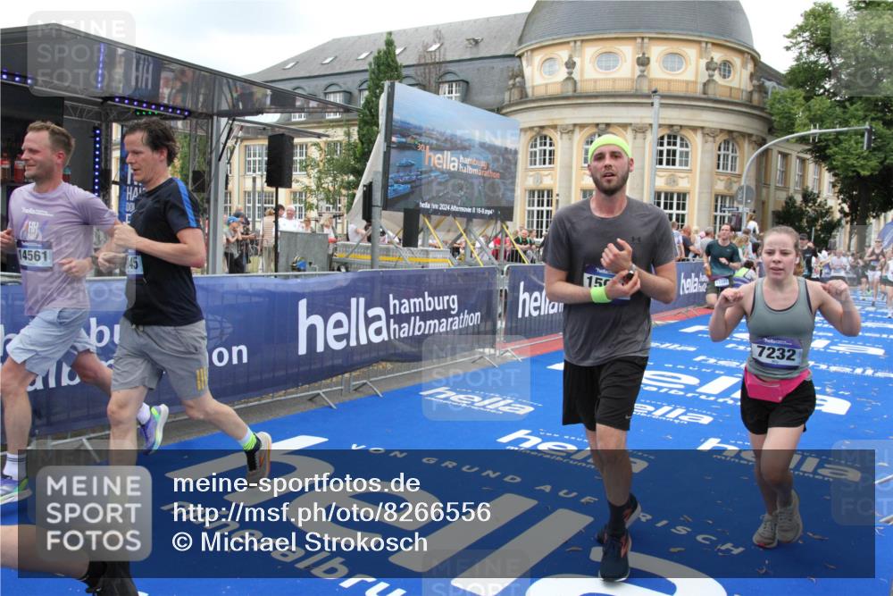 29.06.2025 - hella hamburg halbmarathon Michael Strokosch http://msf.ph/oto/8266556 29.06.2025 10:52:35 Ziel 3715, 6561, 6562, 7178, 7232, 8371, 8661, 9145, 9739, 11791, 13301, 14561, 15001, 15980, 18982 meine-sportfotos.de