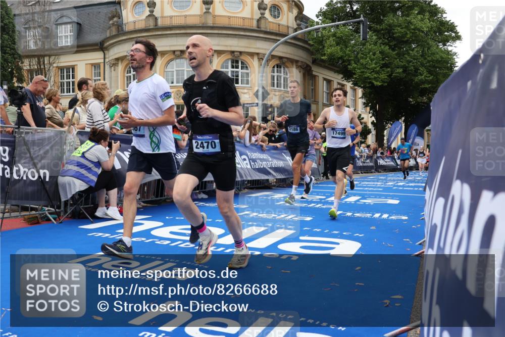 29.06.2025 - hella hamburg halbmarathon Strokosch-Dieckow http://msf.ph/oto/8266688 29.06.2025 10:45:24 Ziel 1697, 2367, 2415, 2470, 3186, 5706, 6831, 9105, 11469, 12277, 12643, 14062, 14703, 16725, 17499, 18407, 18638 meine-sportfotos.de