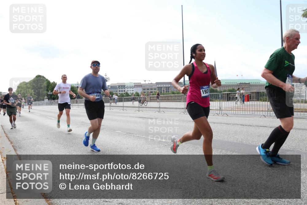 29.06.2025 - hella hamburg halbmarathon Lena Gebhardt http://msf.ph/oto/8266725 29.06.2025 10:11:13 Lombardsbrücke 1166, 1186, 1723, 1781, 2868, 3837, 4287, 5254, 5653, 7271, 7370, 8171, 8206, 8207, 8368, 8561, 9119, 9169, 9829, 10196, 10372, 11149, 11755, 12286, 12426, 12556, 12571, 12790, 12836, 13588, 13594, 13603, 14022, 14149, 14270, 15009, 15214, 15252, 15797, 15908, 16383, 16808, 17142, 17500, 17787, 18382, 19172, 19241 meine-sportfotos.de