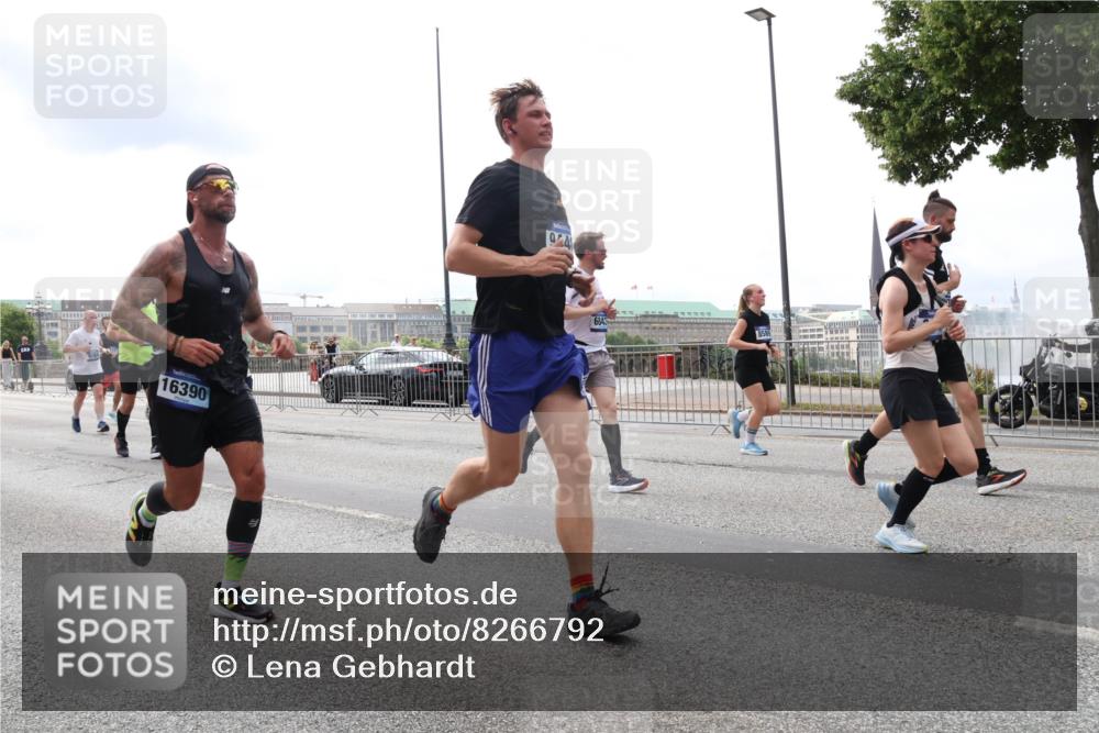 29.06.2025 - hella hamburg halbmarathon Lena Gebhardt http://msf.ph/oto/8266792 29.06.2025 10:34:44 Lombardsbrücke 1025, 1672, 2023, 2355, 2412, 2464, 2510, 2511, 2801, 3130, 3420, 4540, 4824, 4826, 4884, 5453, 5609, 6034, 6105, 6171, 6310, 6329, 6335, 6379, 6397, 6571, 6574, 6843, 7020, 7299, 7386, 7644, 7733, 8369, 8705, 8793, 8965, 9122, 9164, 9248, 9379, 9448, 9514, 10335, 10464, 10564, 10606, 10674, 11122, 11245, 11646, 11872, 12019, 12164, 12236, 12382, 12764, 13957, 15477, 16238, 16311, 16390, 16682, 16919, 17230, 18158, 18941 meine-sportfotos.de