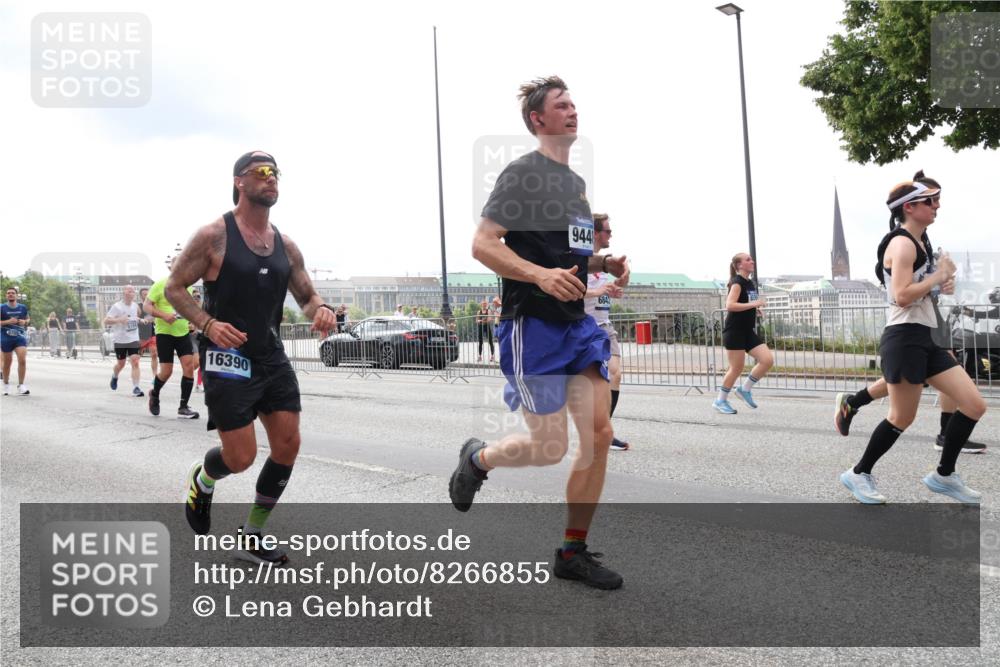 29.06.2025 - hella hamburg halbmarathon Lena Gebhardt http://msf.ph/oto/8266855 29.06.2025 10:34:45 Lombardsbrücke 1025, 1672, 2023, 2355, 2412, 2464, 2510, 2511, 2801, 3130, 3420, 4540, 4824, 4826, 4884, 5453, 5609, 6034, 6105, 6171, 6310, 6329, 6335, 6379, 6397, 6571, 6574, 6843, 7020, 7299, 7386, 7644, 7733, 8369, 8705, 8793, 8965, 9122, 9164, 9248, 9379, 9448, 9514, 10335, 10358, 10464, 10564, 10606, 10674, 11122, 11245, 11646, 11872, 12019, 12164, 12236, 12382, 12764, 13957, 15477, 16238, 16311, 16390, 16682, 16919, 17230, 18158, 18941 meine-sportfotos.de
