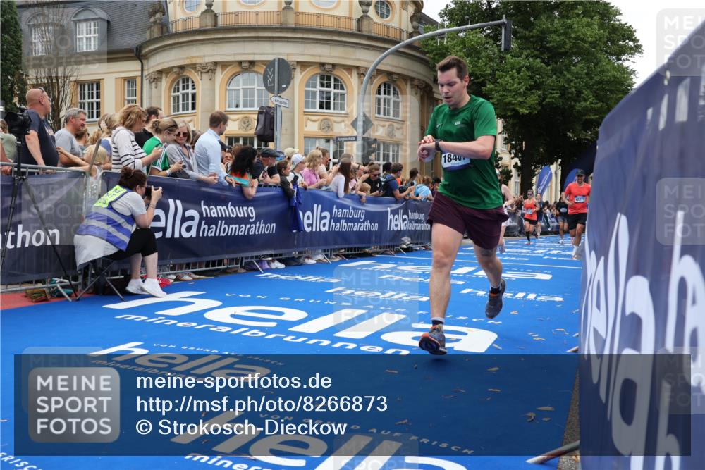 29.06.2025 - hella hamburg halbmarathon Strokosch-Dieckow http://msf.ph/oto/8266873 29.06.2025 10:45:27 Ziel 1697, 2138, 2367, 2415, 2470, 3186, 5623, 6831, 8374, 8668, 11469, 12277, 12643, 14062, 14703, 16725, 17499, 18407, 18638 meine-sportfotos.de