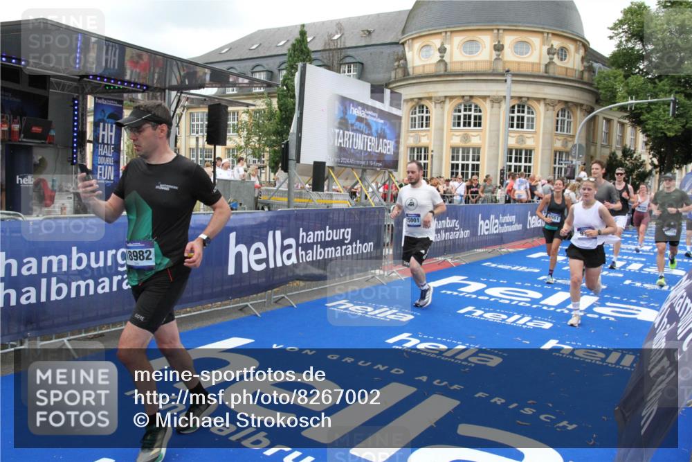 29.06.2025 - hella hamburg halbmarathon Michael Strokosch http://msf.ph/oto/8267002 29.06.2025 10:52:39 Ziel 2346, 2670, 3952, 6561, 6562, 7475, 9739, 10115, 11459, 11689, 12450, 13051, 13301, 14122, 15001, 18982 meine-sportfotos.de