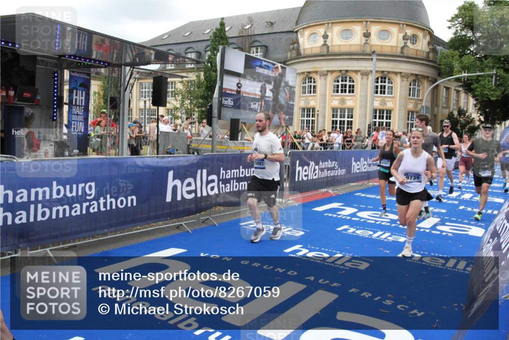 29.06.2025 - hella hamburg halbmarathon Michael Strokosch http://msf.ph/oto/8267059 29.06.2025 10:52:40 Ziel 2346, 2670, 3952, 6561, 6562, 7475, 9739, 10115, 11459, 11689, 12450, 13051, 13301, 14122, 15001, 18982 meine-sportfotos.de