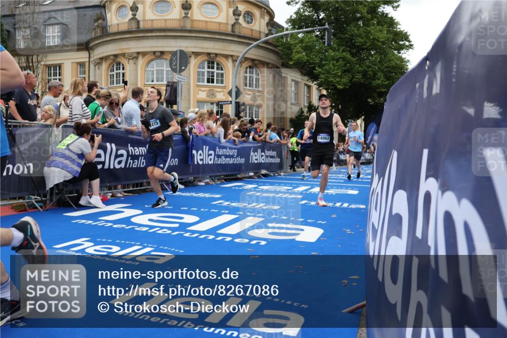 29.06.2025 - hella hamburg halbmarathon Strokosch-Dieckow http://msf.ph/oto/8267086 29.06.2025 10:45:34 Ziel 2138, 2415, 5623, 6071, 6711, 6831, 8374, 8668, 11291, 11495, 12154, 14062, 14764, 15666, 16725, 17674, 18862, 18878 meine-sportfotos.de