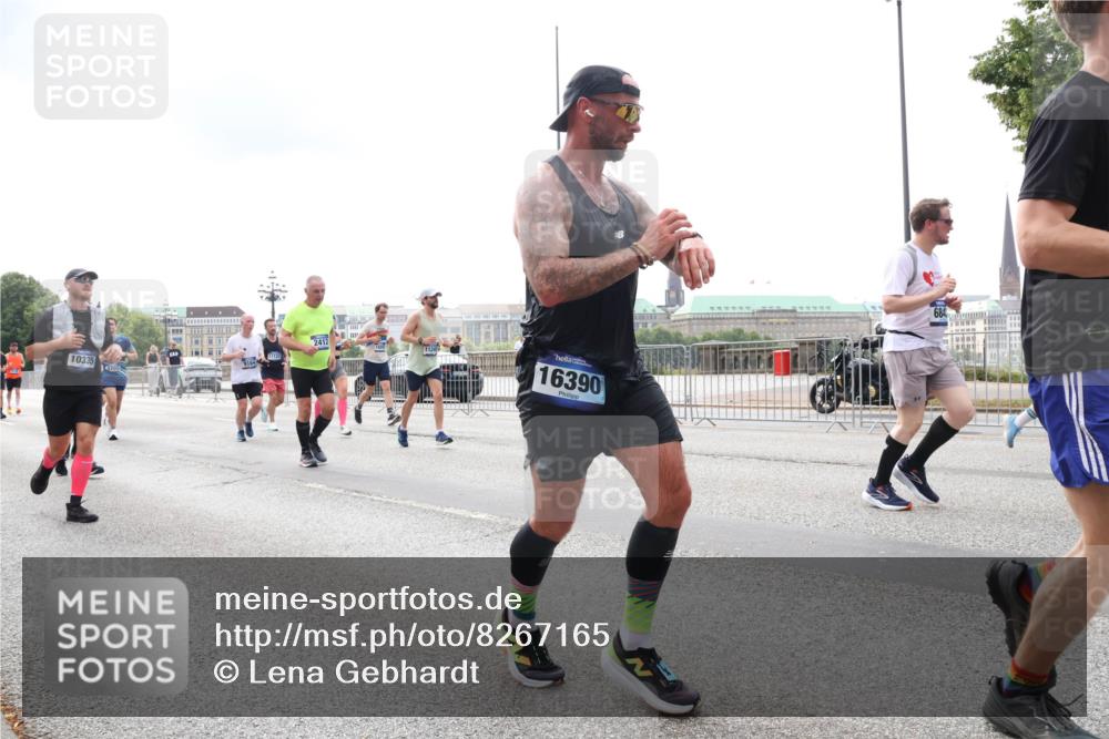 29.06.2025 - hella hamburg halbmarathon Lena Gebhardt http://msf.ph/oto/8267165 29.06.2025 10:34:45 Lombardsbrücke 1025, 1672, 2023, 2355, 2412, 2464, 2510, 2511, 2801, 3130, 3420, 4540, 4824, 4826, 4884, 5453, 5609, 6034, 6105, 6171, 6310, 6329, 6335, 6379, 6397, 6571, 6574, 6843, 7020, 7299, 7386, 7644, 7733, 8369, 8705, 8793, 8965, 9122, 9164, 9248, 9379, 9448, 9514, 10335, 10358, 10464, 10564, 10606, 10674, 11122, 11245, 11646, 11872, 12019, 12164, 12236, 12382, 12764, 13957, 15477, 16238, 16311, 16390, 16682, 16919, 17230, 18158, 18941 meine-sportfotos.de
