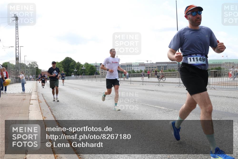 29.06.2025 - hella hamburg halbmarathon Lena Gebhardt http://msf.ph/oto/8267180 29.06.2025 10:11:14 Lombardsbrücke 1166, 1186, 1723, 1781, 2868, 3837, 4287, 5254, 5653, 7271, 7370, 8171, 8206, 8207, 8368, 8561, 9119, 9169, 9829, 10196, 10372, 11149, 11755, 12286, 12426, 12556, 12571, 12790, 12836, 13588, 13594, 13603, 14022, 14149, 14270, 15009, 15214, 15252, 15797, 15908, 16383, 16808, 17142, 17500, 17787, 18382, 19172, 19241 meine-sportfotos.de