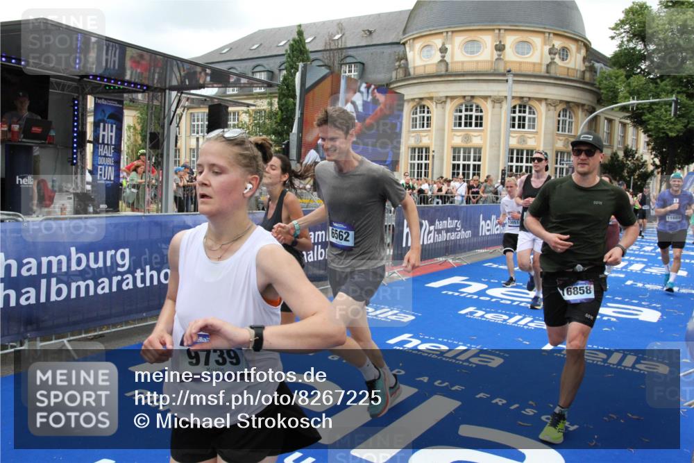 29.06.2025 - hella hamburg halbmarathon Michael Strokosch http://msf.ph/oto/8267225 29.06.2025 10:52:41 Ziel 2346, 2670, 3952, 5116, 6561, 6562, 7475, 9739, 9869, 10115, 11459, 11689, 12450, 13051, 13301, 14122, 15001, 18982 meine-sportfotos.de