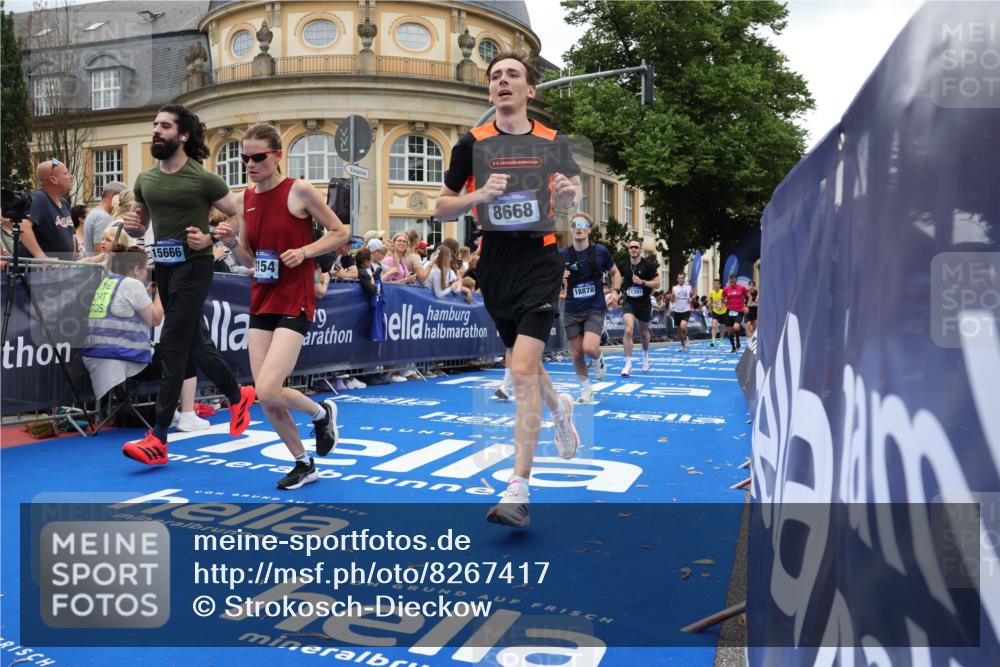 29.06.2025 - hella hamburg halbmarathon Strokosch-Dieckow http://msf.ph/oto/8267417 29.06.2025 10:45:38 Ziel 2138, 2415, 4854, 5047, 5623, 6071, 6711, 8374, 8668, 11291, 11495, 12154, 13975, 14374, 14764, 15666, 16617, 17332, 17674, 17835, 18862, 18878 meine-sportfotos.de