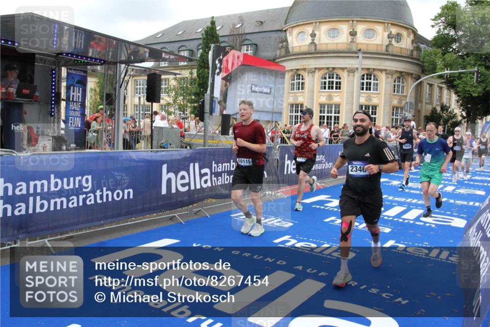 29.06.2025 - hella hamburg halbmarathon Michael Strokosch http://msf.ph/oto/8267454 29.06.2025 10:52:45 Ziel 2287, 2346, 2670, 3952, 3999, 5116, 5194, 7475, 9869, 10115, 11459, 11689, 12450, 12482, 13051, 14122, 14805, 16467, 18331, 19244 meine-sportfotos.de