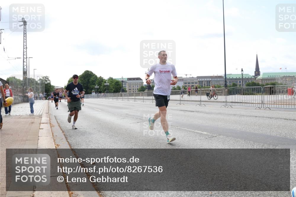 29.06.2025 - hella hamburg halbmarathon Lena Gebhardt http://msf.ph/oto/8267536 29.06.2025 10:11:14 Lombardsbrücke 1166, 1186, 1723, 1781, 2868, 3837, 4287, 5254, 5653, 7271, 7370, 8171, 8206, 8207, 8368, 8561, 9119, 9169, 9829, 10196, 10372, 11149, 11755, 12286, 12426, 12556, 12571, 12790, 12836, 13588, 13594, 13603, 14022, 14149, 14270, 15009, 15214, 15252, 15797, 15908, 16383, 16808, 17142, 17500, 17787, 18382, 19172, 19241 meine-sportfotos.de