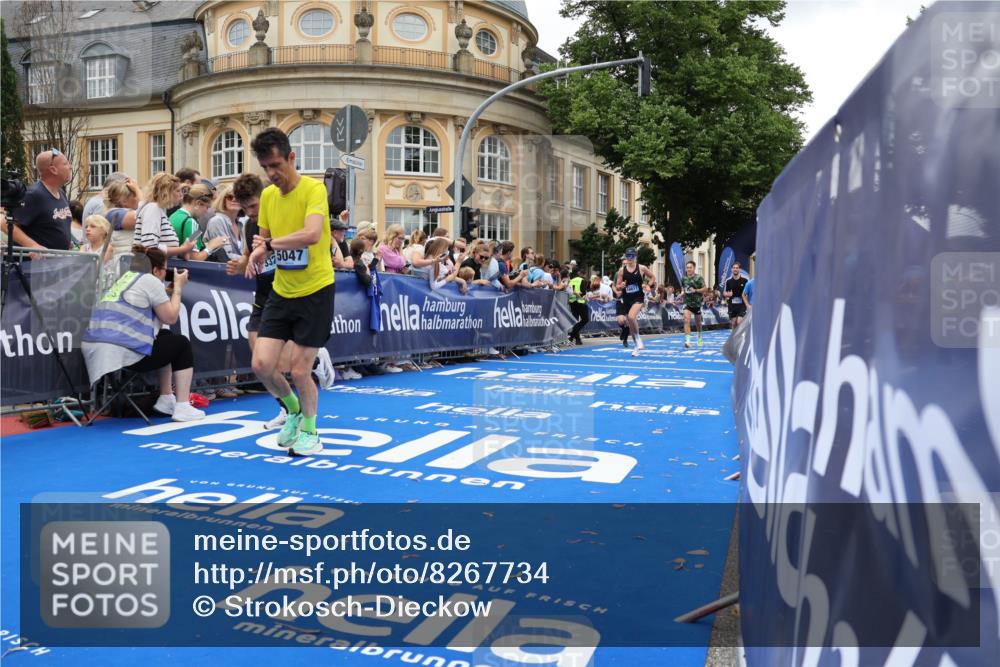29.06.2025 - hella hamburg halbmarathon Strokosch-Dieckow http://msf.ph/oto/8267734 29.06.2025 10:45:44 Ziel 3477, 4345, 4854, 5047, 6071, 6290, 6711, 7385, 13975, 14374, 14764, 16617, 16624, 17332, 17674, 17835, 18862 meine-sportfotos.de