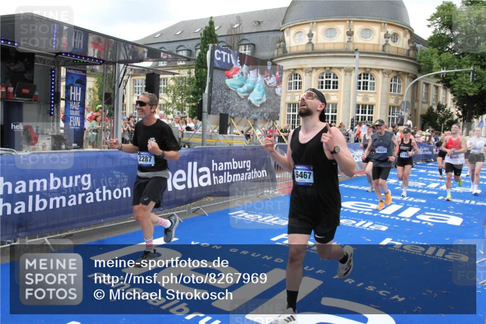 29.06.2025 - hella hamburg halbmarathon Michael Strokosch http://msf.ph/oto/8267969 29.06.2025 10:52:50 Ziel 1657, 2287, 2444, 2814, 2910, 3999, 5077, 5116, 5169, 5194, 8172, 9065, 9163, 9869, 10811, 11217, 11992, 12482, 14198, 14286, 14805, 16467, 17198, 18331, 19244 meine-sportfotos.de