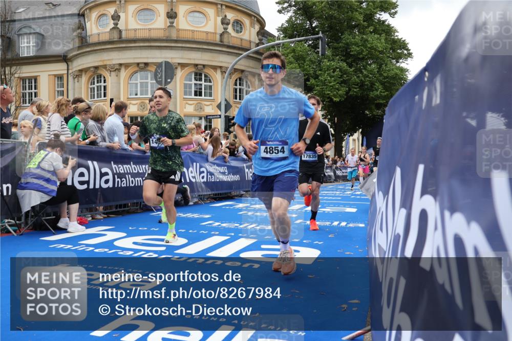 29.06.2025 - hella hamburg halbmarathon Strokosch-Dieckow http://msf.ph/oto/8267984 29.06.2025 10:45:48 Ziel 3477, 4277, 4345, 4854, 5047, 6290, 6532, 7385, 10792, 11821, 13975, 14374, 14911, 15149, 16617, 16624, 17332, 17835, 18185, 19116 meine-sportfotos.de