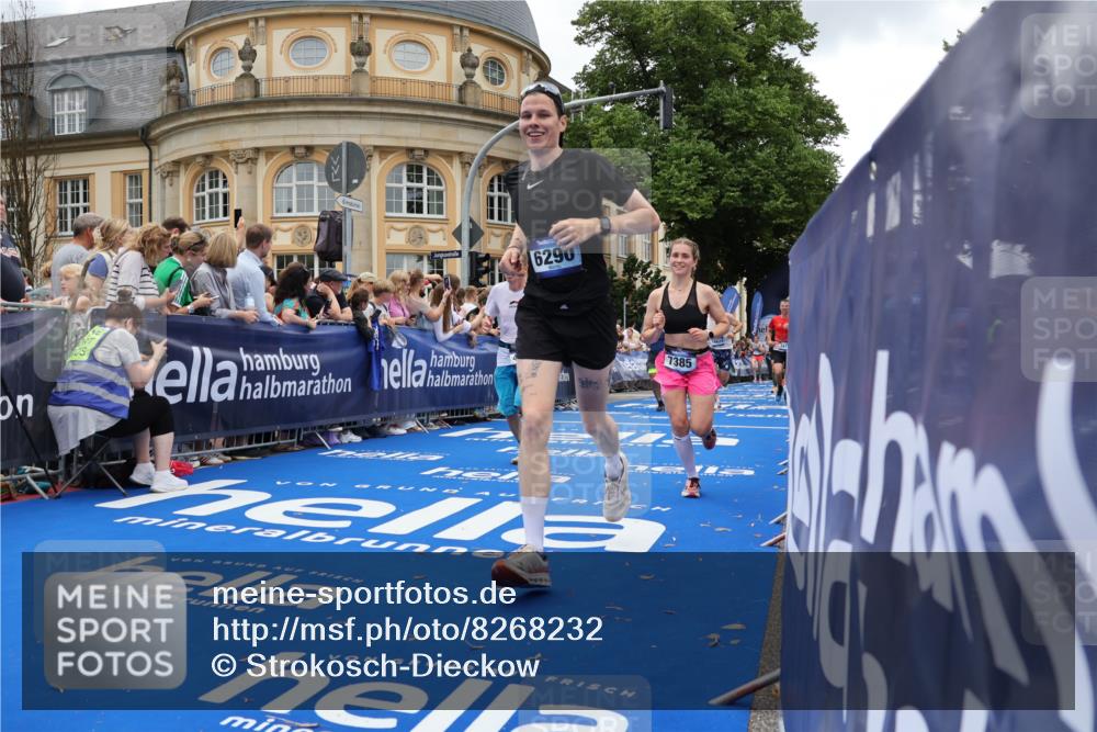 29.06.2025 - hella hamburg halbmarathon Strokosch-Dieckow http://msf.ph/oto/8268232 29.06.2025 10:45:51 Ziel 3477, 4277, 4345, 4854, 6290, 6532, 7385, 8577, 8871, 10792, 11821, 12084, 13975, 14374, 14911, 15149, 16624, 17008, 17835, 18185, 19116 meine-sportfotos.de