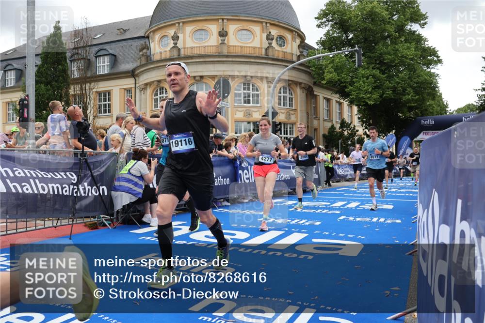 29.06.2025 - hella hamburg halbmarathon Strokosch-Dieckow http://msf.ph/oto/8268616 29.06.2025 10:45:58 Ziel 2189, 3477, 4277, 5648, 6460, 6532, 8269, 8577, 8871, 9585, 10792, 11821, 11936, 12084, 12269, 13630, 14462, 14804, 14911, 15149, 17008, 18081, 18185, 19116 meine-sportfotos.de