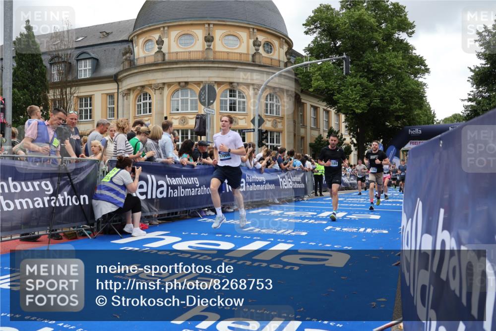 29.06.2025 - hella hamburg halbmarathon Strokosch-Dieckow http://msf.ph/oto/8268753 29.06.2025 10:46:01 Ziel 2189, 2707, 4277, 5648, 6460, 6532, 7961, 8269, 8577, 8871, 9585, 11125, 11936, 12084, 12269, 13630, 14462, 14804, 15149, 16136, 16466, 16475, 17008, 18081, 18702, 19116 meine-sportfotos.de