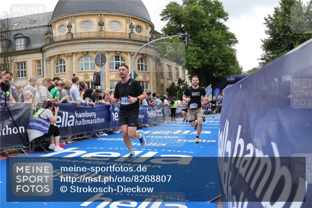 29.06.2025 - hella hamburg halbmarathon Strokosch-Dieckow http://msf.ph/oto/8268807 29.06.2025 10:46:02 Ziel 1759, 2189, 2707, 3087, 4277, 5648, 6460, 7961, 8269, 8577, 8871, 9585, 11125, 11936, 12084, 12269, 13630, 14462, 14804, 16136, 16466, 16475, 17008, 18081, 18702, 19116 meine-sportfotos.de