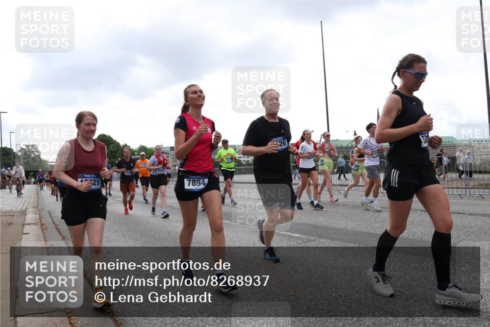 29.06.2025 - hella hamburg halbmarathon Lena Gebhardt http://msf.ph/oto/8268937 29.06.2025 10:46:17 Lombardsbrücke 1004, 1100, 1421, 1426, 1429, 1465, 1532, 1555, 1608, 1837, 1854, 1867, 1868, 2398, 2423, 2500, 2697, 2773, 2813, 2951, 2954, 3410, 3469, 4104, 4119, 4223, 4317, 4355, 4448, 4572, 5697, 5703, 5769, 5770, 5854, 5892, 6068, 6124, 6161, 6333, 6392, 7268, 7303, 7356, 7364, 7368, 7374, 7605, 7767, 7894, 7960, 7983, 8047, 8551, 8700, 9120, 9121, 9129, 9337, 9426, 9445, 10153, 10230, 10367, 10511, 11358, 11361, 11876, 11910, 12298, 12333, 12507, 12522, 13969, 15852 meine-sportfotos.de