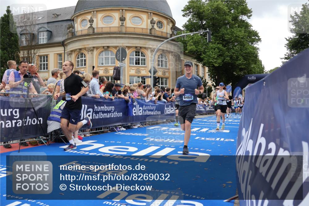 29.06.2025 - hella hamburg halbmarathon Strokosch-Dieckow http://msf.ph/oto/8269032 29.06.2025 10:46:05 Ziel 1759, 2189, 2707, 3087, 5648, 6460, 7450, 7961, 8269, 9585, 11094, 11125, 11936, 12269, 13630, 14462, 14804, 16136, 16466, 16475, 18081, 18702, 18797 meine-sportfotos.de