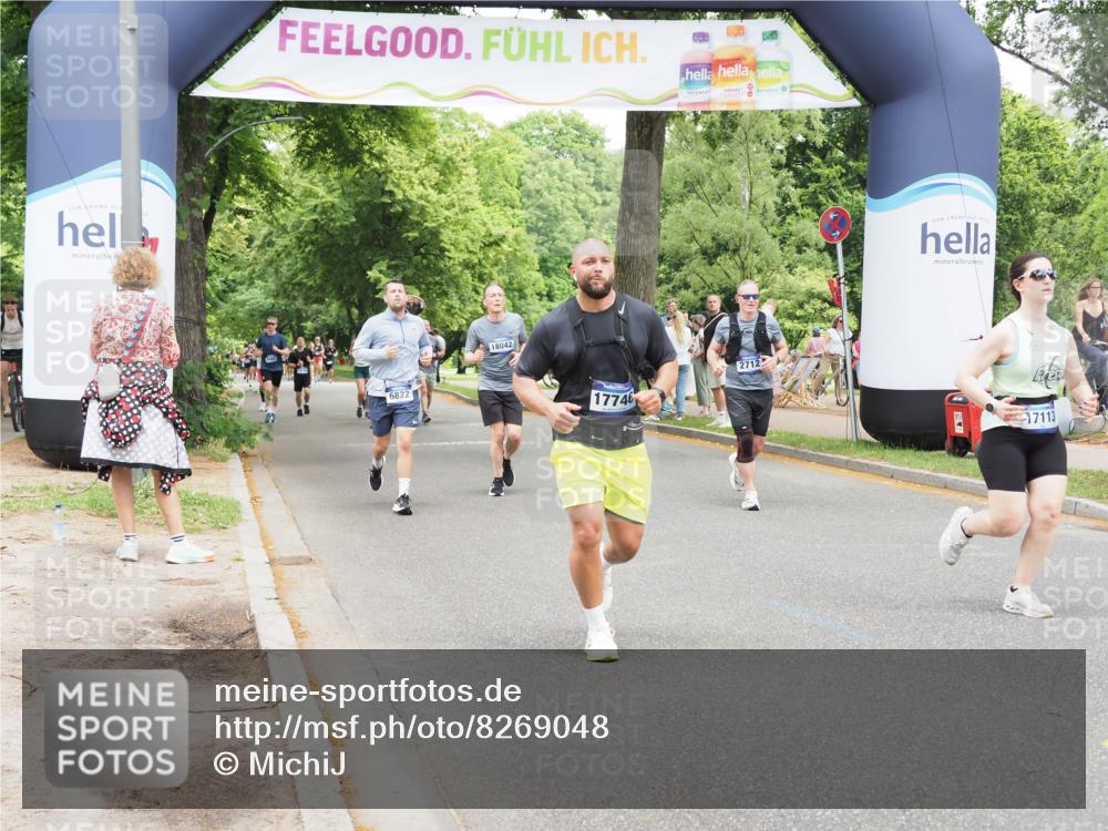 29.06.2025 - hella hamburg halbmarathon MichiJ http://msf.ph/oto/8269048 29.06.2025 10:55:22 Zwischen KM18-KM19 2712, 4032, 6822, 9253, 9886, 13331, 14060, 17113, 17746, 18236, 18239, 18555 meine-sportfotos.de