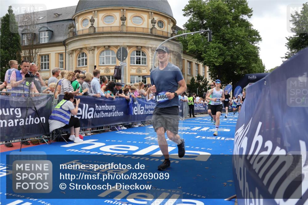 29.06.2025 - hella hamburg halbmarathon Strokosch-Dieckow http://msf.ph/oto/8269089 29.06.2025 10:46:06 Ziel 1569, 1759, 2189, 2590, 2707, 3087, 5648, 6388, 6460, 7450, 7961, 8269, 9585, 10796, 11094, 11125, 11936, 12269, 13630, 14462, 14804, 16136, 16466, 16475, 18081, 18702, 18797 meine-sportfotos.de
