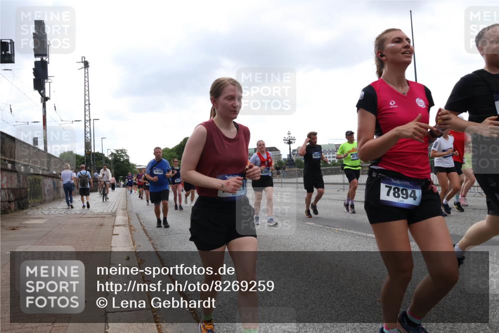 29.06.2025 - hella hamburg halbmarathon Lena Gebhardt http://msf.ph/oto/8269259 29.06.2025 10:46:17 Lombardsbrücke 1004, 1100, 1421, 1426, 1429, 1465, 1532, 1555, 1608, 1837, 1854, 1867, 1868, 2398, 2423, 2500, 2697, 2773, 2813, 2951, 2954, 3410, 3469, 4104, 4119, 4223, 4317, 4355, 4448, 4572, 5697, 5703, 5769, 5770, 5854, 5892, 6068, 6124, 6161, 6333, 6392, 7268, 7303, 7356, 7364, 7368, 7374, 7605, 7767, 7894, 7960, 7983, 8047, 8551, 8700, 9120, 9121, 9129, 9337, 9426, 9445, 10153, 10230, 10367, 10511, 11358, 11361, 11876, 11910, 12298, 12333, 12507, 12522, 13969, 15852 meine-sportfotos.de