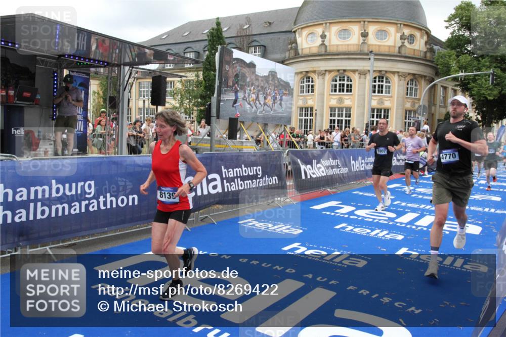 29.06.2025 - hella hamburg halbmarathon Michael Strokosch http://msf.ph/oto/8269422 29.06.2025 10:53:01 Ziel 1258, 2099, 3334, 4557, 4558, 4770, 5907, 7509, 8139, 8720, 9093, 10724, 12155, 12367, 12519, 12910, 14791, 15430, 18590, 18720 meine-sportfotos.de