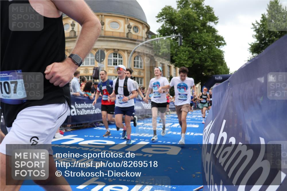 29.06.2025 - hella hamburg halbmarathon Strokosch-Dieckow http://msf.ph/oto/8269518 29.06.2025 10:46:11 Ziel 1569, 1759, 2048, 2590, 2707, 3056, 3087, 4949, 6388, 7450, 7961, 9497, 9585, 10796, 11094, 11125, 13630, 14200, 14262, 16136, 16466, 16475, 17190, 18702, 18797 meine-sportfotos.de