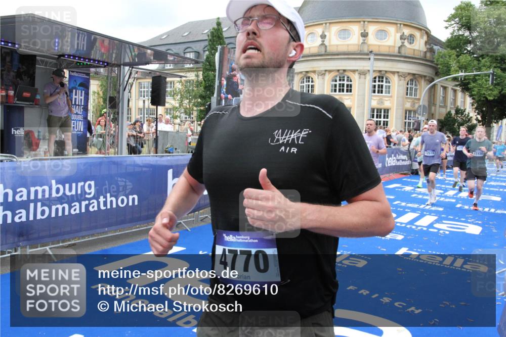 29.06.2025 - hella hamburg halbmarathon Michael Strokosch http://msf.ph/oto/8269610 29.06.2025 10:53:02 Ziel 2099, 3334, 4770, 5907, 7509, 8139, 8587, 9093, 10724, 12155, 12367, 12519, 12910, 14791, 15430, 18590, 18720 meine-sportfotos.de