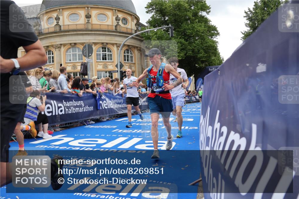 29.06.2025 - hella hamburg halbmarathon Strokosch-Dieckow http://msf.ph/oto/8269851 29.06.2025 10:46:17 Ziel 1569, 1600, 2048, 2222, 2590, 2842, 3056, 4949, 6388, 6421, 6691, 7335, 7450, 8142, 9497, 10796, 11094, 11185, 11773, 12171, 12651, 13698, 14045, 14200, 14262, 16127, 17190, 18118, 18211, 18637, 18797 meine-sportfotos.de