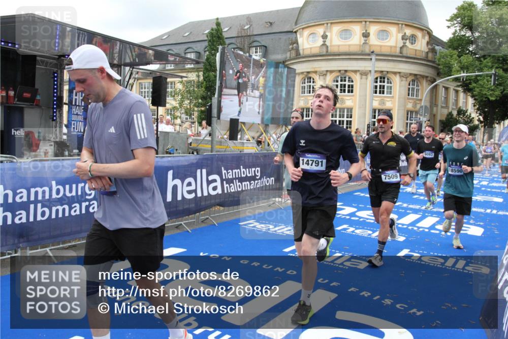 29.06.2025 - hella hamburg halbmarathon Michael Strokosch http://msf.ph/oto/8269862 29.06.2025 10:53:05 Ziel 2208, 3059, 3258, 3334, 4121, 5907, 7509, 7864, 8587, 9093, 9537, 12155, 12367, 12519, 12910, 14323, 14791, 15430, 18590, 18720, 19208 meine-sportfotos.de