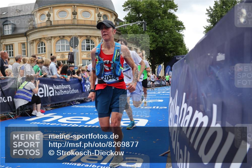 29.06.2025 - hella hamburg halbmarathon Strokosch-Dieckow http://msf.ph/oto/8269877 29.06.2025 10:46:17 Ziel 1569, 1600, 2048, 2222, 2590, 2842, 3056, 4949, 6388, 6421, 6691, 7335, 7450, 8142, 9497, 10796, 11094, 11185, 11773, 12171, 12651, 13698, 14045, 14200, 14262, 16127, 17190, 18118, 18211, 18637, 18797 meine-sportfotos.de
