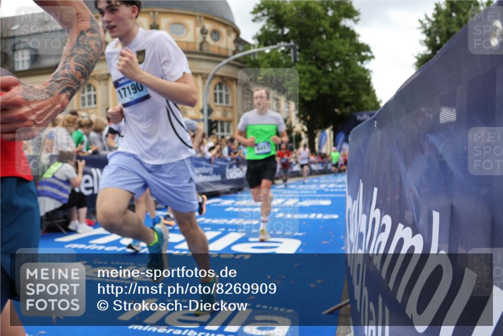 29.06.2025 - hella hamburg halbmarathon Strokosch-Dieckow http://msf.ph/oto/8269909 29.06.2025 10:46:18 Ziel 1569, 1600, 2048, 2222, 2590, 2842, 3056, 4949, 6388, 6421, 6691, 7335, 8142, 9497, 10796, 11094, 11185, 11773, 12171, 12651, 13698, 14045, 14200, 14228, 14262, 14482, 15157, 16127, 17190, 18118, 18211, 18637, 18797, 19209 meine-sportfotos.de