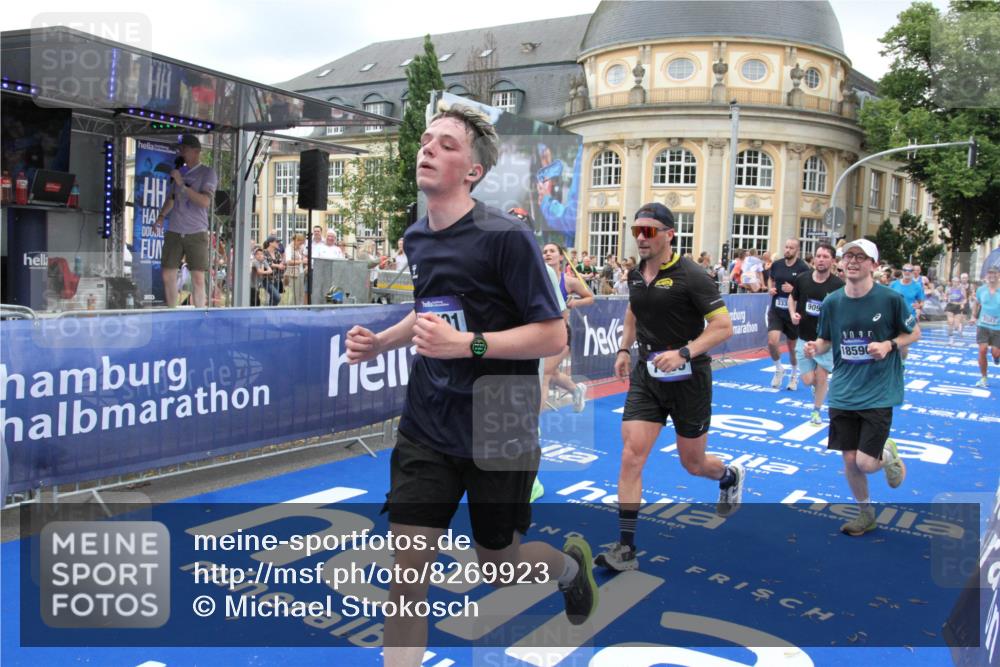 29.06.2025 - hella hamburg halbmarathon Michael Strokosch http://msf.ph/oto/8269923 29.06.2025 10:53:05 Ziel 2208, 3059, 3258, 3334, 4121, 5907, 7509, 7864, 8587, 9093, 9537, 12155, 12367, 12519, 12910, 14323, 14791, 15430, 18590, 18720, 19208 meine-sportfotos.de