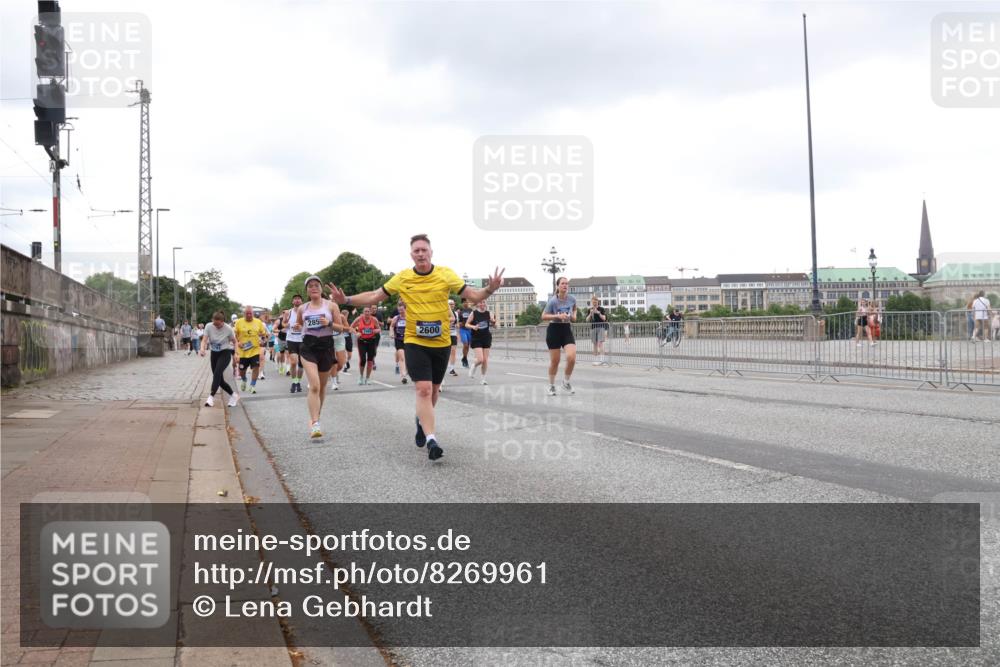 29.06.2025 - hella hamburg halbmarathon Lena Gebhardt http://msf.ph/oto/8269961 29.06.2025 10:54:17 Lombardsbrücke 285, 2600, 1017, 1263, 1687, 1744, 1753, 1762, 1779, 1789, 1822, 1949, 2079, 2244, 2372, 2532, 2600, 2761, 2854, 3079, 3187, 3188, 3249, 3364, 3465, 3467, 3557, 3761, 3795, 3857, 4323, 4685, 4720, 4838, 4971, 5157, 5185, 5216, 5309, 5430, 5514, 5804, 5817, 5898, 5933, 5964, 5993, 6023, 6192, 6279, 6468, 6583, 6987, 6988, 7498, 7614, 7670, 7874, 7946, 7986, 8801, 8803, 8867, 8924, 9130, 9138, 9203, 9503, 9572, 10207, 11354, 11390, 11785, 12930 meine-sportfotos.de