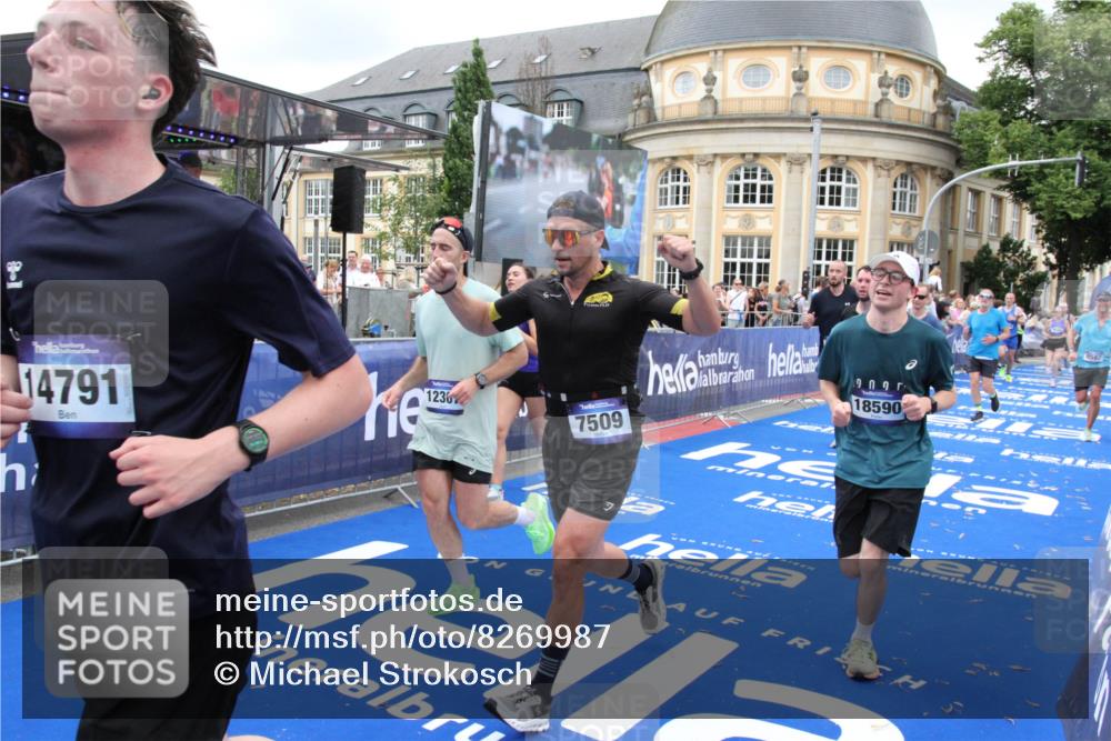 29.06.2025 - hella hamburg halbmarathon Michael Strokosch http://msf.ph/oto/8269987 29.06.2025 10:53:06 Ziel 2208, 3059, 3258, 3334, 4121, 7509, 7864, 8587, 9093, 9537, 12155, 12367, 12519, 12910, 14323, 14791, 15430, 18590, 18720, 19208 meine-sportfotos.de
