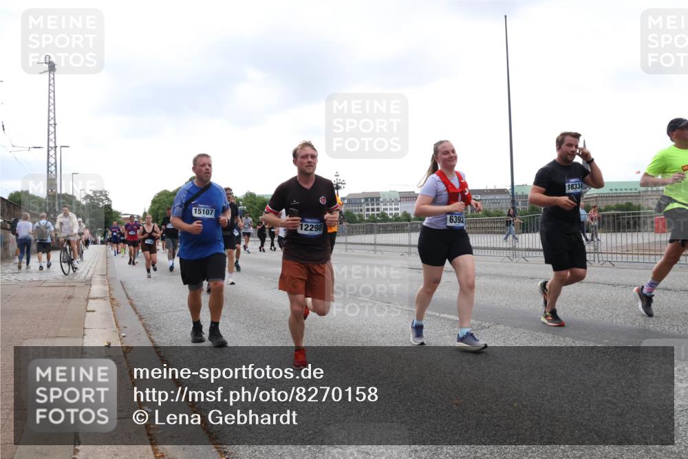 29.06.2025 - hella hamburg halbmarathon Lena Gebhardt http://msf.ph/oto/8270158 29.06.2025 10:46:19 Lombardsbrücke 1004, 1100, 1421, 1426, 1429, 1465, 1532, 1555, 1608, 1837, 1867, 1868, 2398, 2423, 2500, 2697, 2773, 2813, 2951, 2954, 3410, 3469, 4104, 4119, 4223, 4355, 4448, 4572, 4604, 5697, 5703, 5769, 5770, 5854, 5892, 6068, 6124, 6161, 6333, 6392, 7303, 7356, 7364, 7368, 7374, 7605, 7767, 7894, 7960, 7983, 8047, 8551, 8700, 9120, 9121, 9129, 9337, 9426, 9445, 9691, 10153, 10230, 10511, 11358, 11361, 11876, 11910, 12298, 12333, 12507, 12522, 13969, 14261, 15852, 16882 meine-sportfotos.de