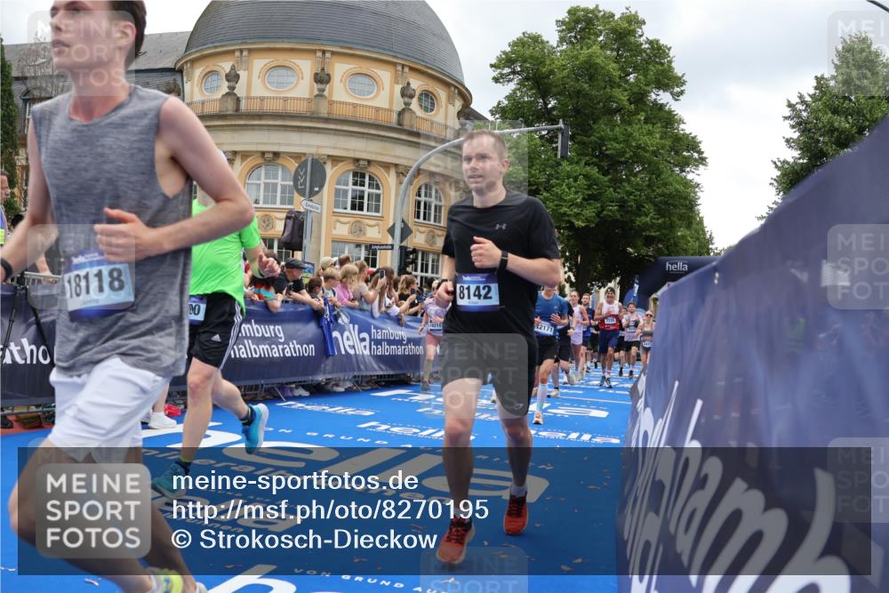 29.06.2025 - hella hamburg halbmarathon Strokosch-Dieckow http://msf.ph/oto/8270195 29.06.2025 10:46:23 Ziel 1600, 2222, 2842, 4237, 4497, 6421, 6691, 6978, 7335, 8142, 8482, 8981, 9232, 9386, 9786, 11185, 11773, 12171, 12651, 12891, 13698, 14045, 14200, 14228, 14262, 14482, 15157, 16127, 18118, 18211, 18637, 19209 meine-sportfotos.de